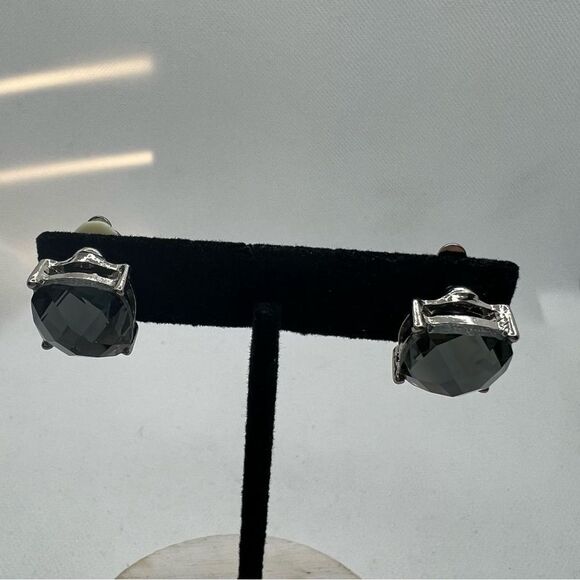 Faceted square clip on earrings on a silver tone backing - Picture 5 of 8